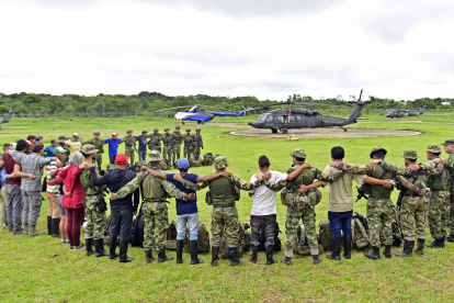 Fotografía cedida por la Presidencia de Colombia de los soldados e indígenas que apoyan la búsqueda de los cuatro niños perdidos en la selva tras un accidente aéreo, en Guaviare (Colombia).