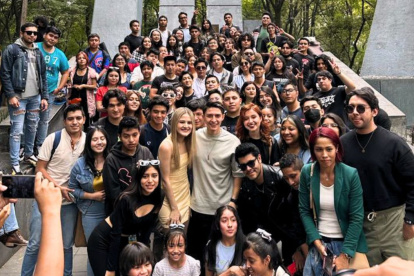 Mar Rendón y Álex Ponce junto con sus fans.