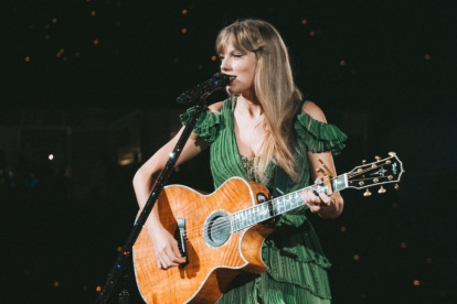 Taylor Swift cantando "Questions".