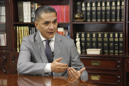 Durante la entrevista, su equipo de comunicación interrumpió y violentó en reiteradas ocasiones el ejercicio periodístico