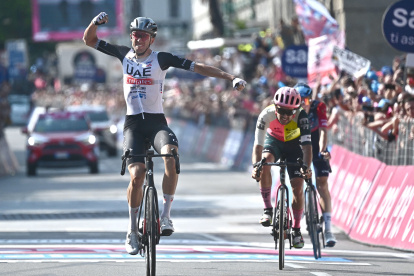 Brandon McNulty celebra tras ganar la etapa 15 del Giro de Italia.