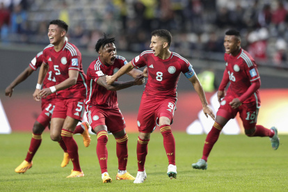 Gustavo Puerta (c) celebra tras marcar el gol del triunfo de Colombia sobre Israel.