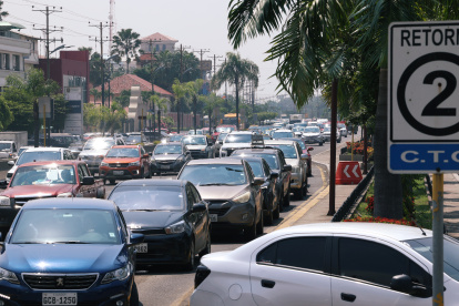 TRANSITO DE VEHICULAR EN LA  VIA A SAMBORONDON 19 DE MAYO DEL 2023 GUAYAQUIL-ECUADOR