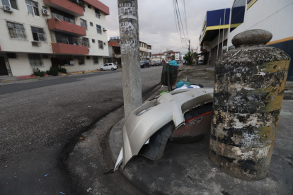 BOTAN PARTES DE AUTO  EN UNA VEREDA EN CAÑAR Y SEIS DE MARZO ... FD: CARLOS KLINGER  ... 19-05-2023