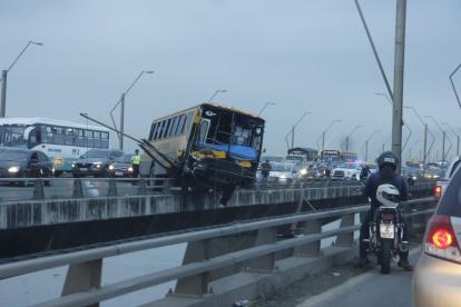 Cientos de carros que se movilizan por este puente están atascados en el tráfico causado por el accidente de un bus.