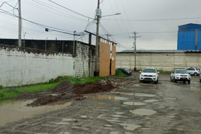 De los patios de esta bodega en Pascuales se llevaron los automotores.