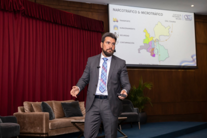 Topic ha sido invitado en sinnúmeros de foros como experto en seguridad y conflictos. En esta gráfica dió una asesoría sobre cómo combatir el narcotráfico en las zonas