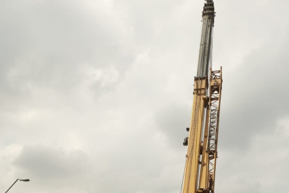 Se trajo una grúa para retirar el vehículo pesado.