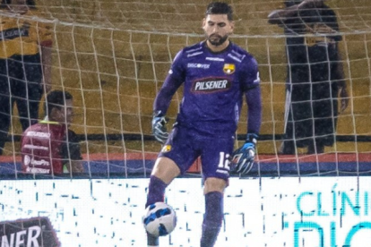 Víctor Mendoza, estará en el arco de Barcelona ante Bolívar.