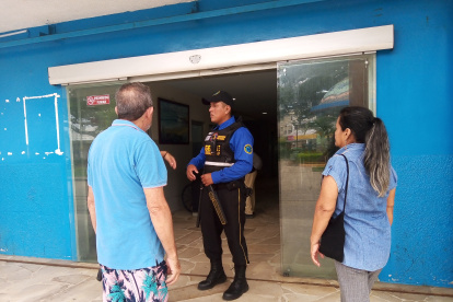 Vigilancia. En el ingreso principal del Municipio de Playas, personal de seguridad revisaba a cada uno de los usuarios para constatar que no porten armas de ningún tipo.