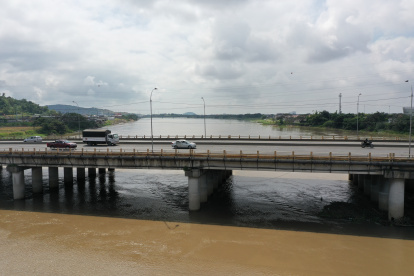 1. Estructura. Más de nueve agujeros se pueden observar en varios de los pilares del puente, lo que representa un riesgo para los ciudadanos. Las ramas se introducen en los huecos de la pared