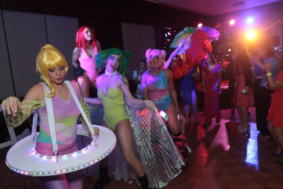 Las Elektrodolls fueron la sensación de la noche con su espectáculo lleno de luz y color.