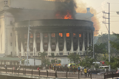 Vista de las llamas en las oficinas centrales de correos en Manila, Filipinas este lunes. EFE/ Francis R. Malasig