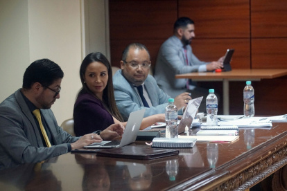 Diligencia. Los defensores de la vocal Maribel Barreno asistieron a la primera convocatoria de audiencia.