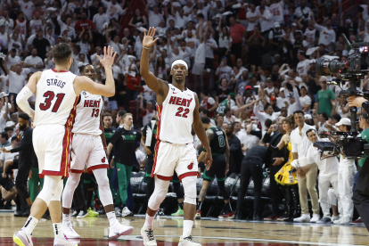 Max Strus (d), Bam Adebayo (C) y Jimmy Butler (R) celebran en la última victoria.
