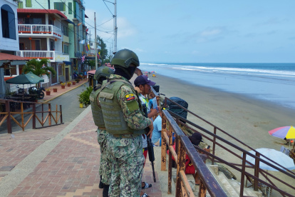 Recorrido. Los uniformados vigilaron el sector comercial y también las actividades que se dieron en la playa.