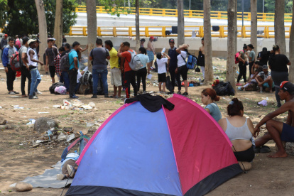 Migrantes de diversas nacionalidades, descansan en un campamento temporal hoy, en la ciudad de Tapachula, Chiapas (México).