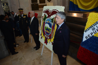 Actividad. El presidente Guillermo Lasso y el ministro de Defensa Luis Lara en el mausoleo de Sucre.