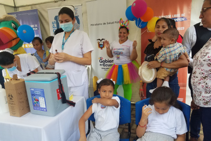 Niños en espera de ser vacunados en la unidad educativa Ileana Espinel, de Guayaquil. el pasado 2 de mayo.