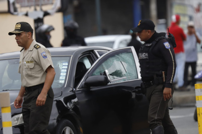 Un conductor fue abatido en su auto, en el norte de Guayaquil.