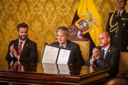 El ministro de Finanzas, Pablo Arosemena, junto al presidente Guillermo Lasso, y el ministro de Producción, Julio José Prado.