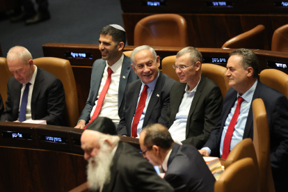 El primer ministro israelí, Benjamin Netanyahu (C), durante el debate y votación del presupuesto en la Knesset, parlamento israelí en Jerusalén, el 23 de mayo de 2023.
