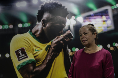 Incluso la antigua profesora del jugador, Ana Cristina Pereira dos Santos, en entrevista con EFE, calificó de "inadmisible" y "humillante" las injurias racistas que el futbolista brasileño viene sufriendo en España.