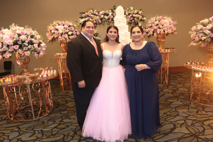 Doménica junto a sus padres, Andrés Rendón y Diana Ramos de Rendón.