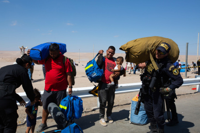Vista hoy de migrantes varados en la frontera con Perú, en Arica (Chile). El Gobierno chileno dijo este viernes que es "prioritario" abrir un corredor humanitario para los cientos de migrantes indocumentados que se agolpan desde hace semanas en la frontera norte para salir del país hacia Perú. EFE/ Patricio Banda