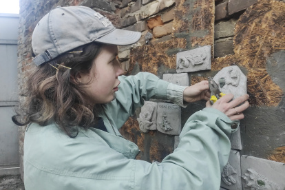 Evento. La artista Marharyta Zhurunova instala su obra en una galería de Leópolis.