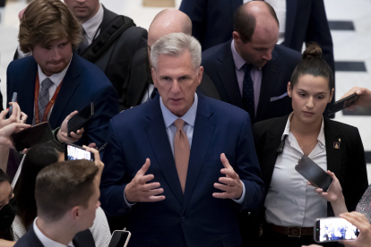 El presidente de la Cámara de Representantes de los Estados Unidos, Kevin McCarthy (C), este 23 de mayo de 2023.