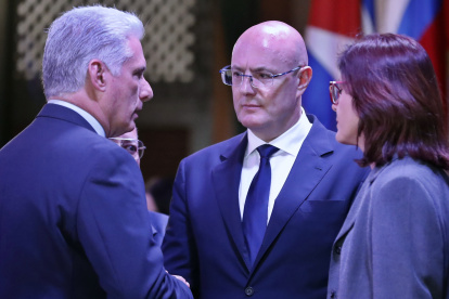 El presidente de Cuba, Miguel Diaz-Canel (i), conversa con el vicepresidente de Rusia, Dmitri Chernyshenko (c)