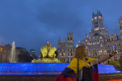 Este es el segundo año consecutivo en que la fuente se ilumina con motivo de la Fiesta Nacional.