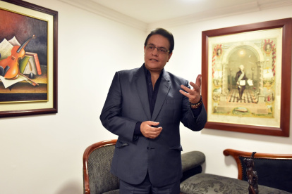 Político. Fernando Villavicencio se dio a conocer con sus reportajes sobre los casos de corrupción en Petroecuador, empresas eléctricas, los sobornos al partido de Rafael Correa, etc.