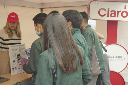 Claro aporta a la disminución de la brecha digital en el país.