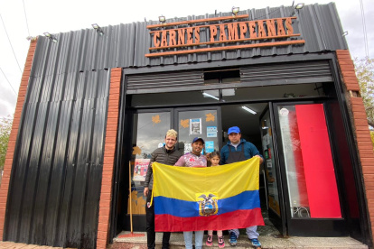 Jordy Sizalima (segundo de la izquierda) junto a dos compañeros del trabajo y una de sus dos pequeñas hijas. La carnicería lleva por nombre Pampeanas.