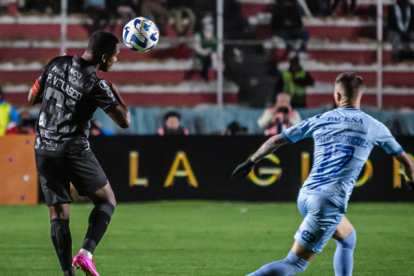 Barcelona iguala sin goles ante Bolívar en La Paz.