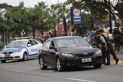 Un taxista que transitaba este último martes por la avenida Francisco de Orellana fue sorprendido por unos motociclistas que dispararon contra él.