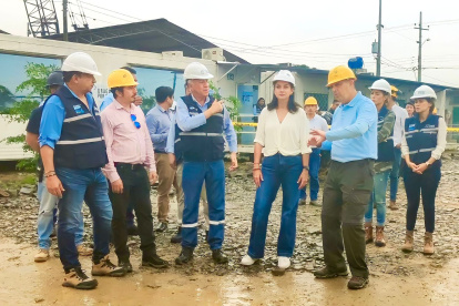 Aguiñaga inspeccionó las maquinarias y equipos para el dragado.