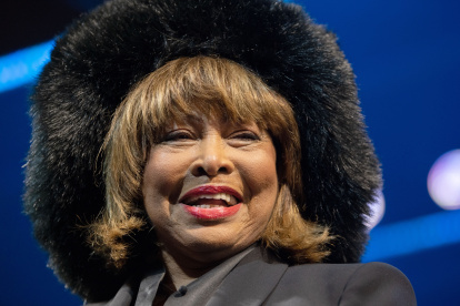Fotografía de archivo del 3 de marzo de 2019 donde aparece la cantante Tina Turner saludando sobre el escenario tras el estreno del nuevo musical "Tina" en Hamburgo, en el norte de Alemania.