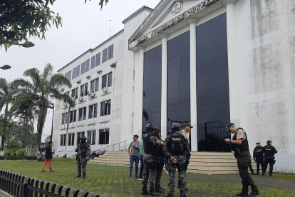 Los funcionarios fueron evacuados de la Casa Judicial.
