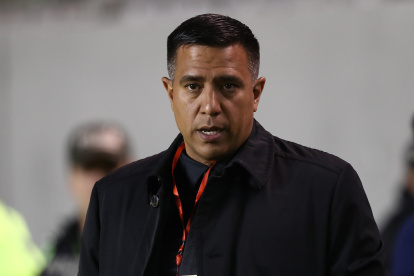 El director técnico César Farías de Aucas ayer en un partido de la fase de grupos de la Copa Libertadores entre Aucas y Racing en estadio Chillogallo en Quito (Ecuador).