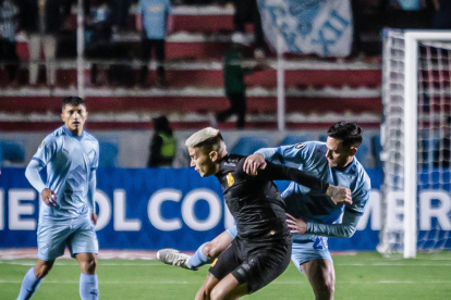 Barcelona cayó ante Bolívar de Bolivia (celeste), en el último duelo de la Copa Libertadores.