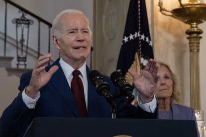 El presidente de los Estados Unidos, Joe Biden, acompañado por la primera dama, la Dra. Jill Biden, hace declaraciones para conmemorar el primer aniversario de los tiroteos en la Escuela Primaria Robb en Uvalde, Texas