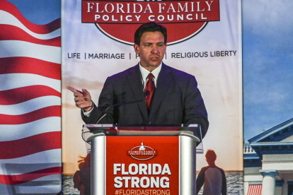 USA7352. ORLANDO (FL, EEUU), 21/05/2023.- El gobernador de Florida, el republicano Ron DeSantis, habla durante la 18 cena de gala anual de la organización Florida Family Policy Council celebrada la noche del sábado en Orlando, Florida (EE.UU.). Ron DeSantis, quien según medios estadounidenses la próxima semana podría oficializar su participación en las primarias de ese partido para las elecciones de 2024, sigue sin contar con el favor de las encuestas.