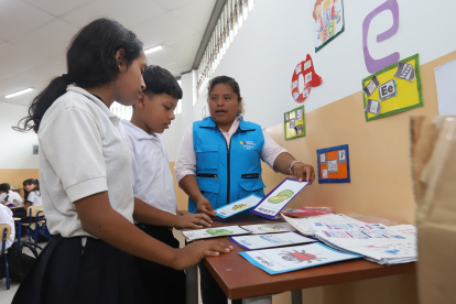 Lourdes González, maestra de nivelación, se vale de muchos elementos para que sus estudiantes puedan adquirir conocimientos de manera didáctica.
