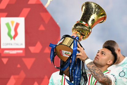 Rome (Italy), 24/05/2023.- Inter"Äôs forward Lautaro Martinez celebrates with the trophy after winning the Coppa Italia Final soccer match between ACF Fiorentina and FC Inter, in Rome, Italy, 24 May 2023. (Italia, Roma) EFE/EPA/CLAUDIO PERI