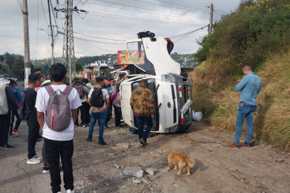 Se registró un volcamiento en la av. Simón Bolívar, en el sector Loma de Puengasí.