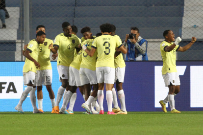 Los jugadores de la selección ecuatoriana sub-20 festejaron desahogados el gol de la victoria del martes ante Eslovaquia. El conjunto lució más ordenado y con una idea de juego que no demostraron ante Estados Unidos.