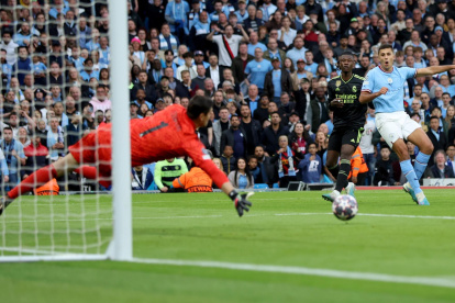 Rodri (derecha) del Manchester City observa cómo su intento de gol se va desviado durante las semifinales de la UEFA Champions League.